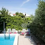 Aura Maris, Kastel Stari