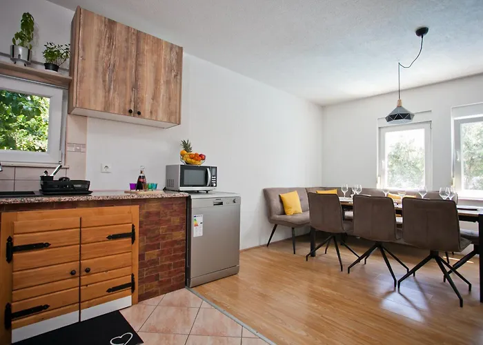 Aura Maris, Kastel Stari Apartment *