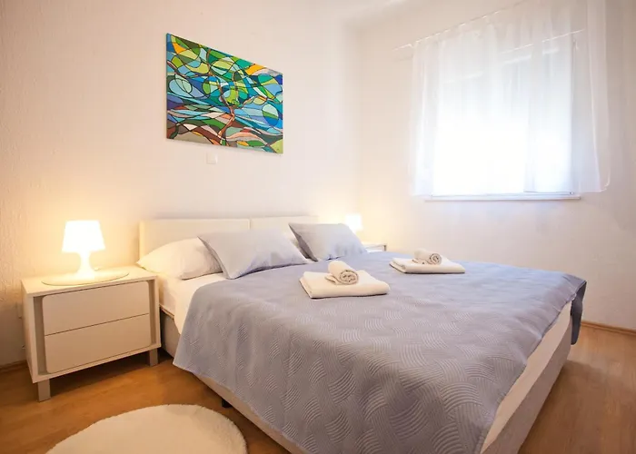 Aura Maris, Kastel Stari *