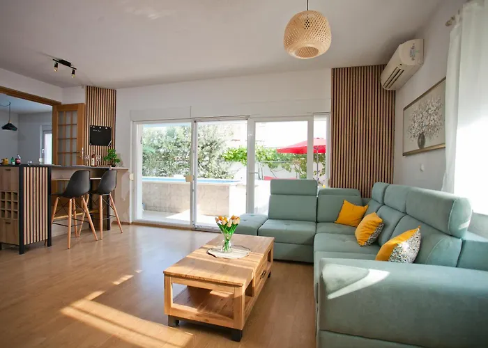 Aura Maris, Kastel Stari * Kastela