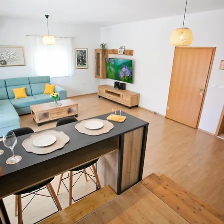 Apartment Aura Maris With Pool & Parking Kaštela