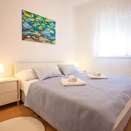 Aura Maris, Kastel Stari *