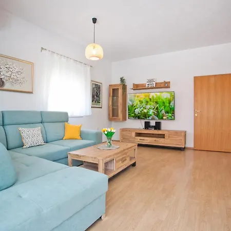 Aura Maris, Kastel Stari Kastela