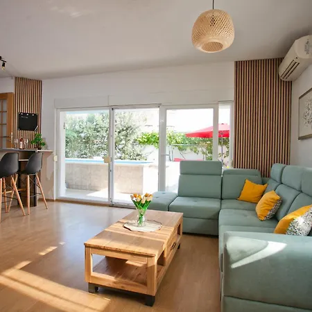 Apartment Aura Maris With Pool & Parking * Kaštela